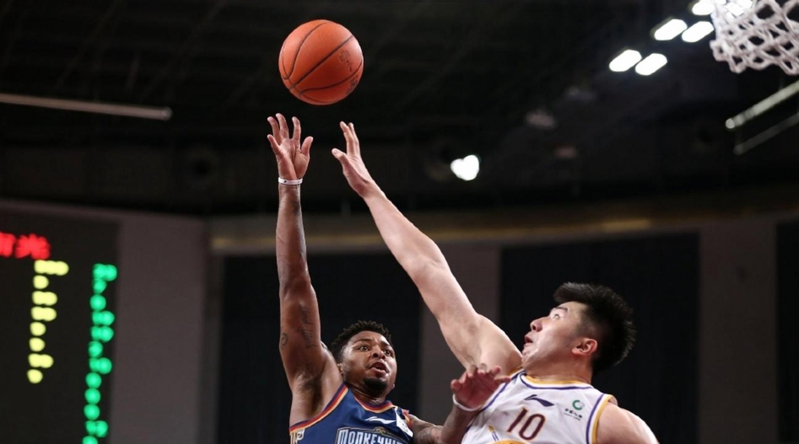 官方网站-教练员非常耐心不厌其烦地给队员们讲解战术安排